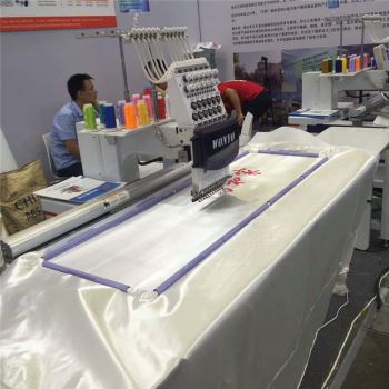 Máquina de bordado de tapa computarizada con gran área de trabajo